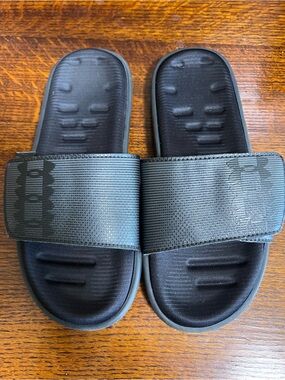 Boys youth size 6 Under Armour Black Adjustable Strap Slide Sandals big kid